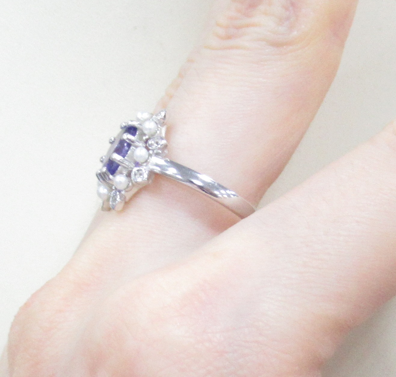 Серебряное кольцо 925 пробы; вставки 1 Танзанит 1,49ct; 16 Топаз белый 0,36ct; 8 Жемчуг культ. белый